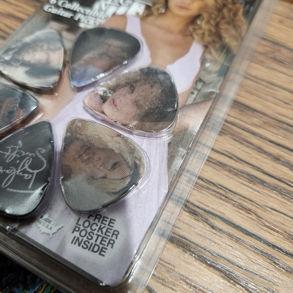Taylor Swift Debut Album Collectable Holographic Guitar Picks - Picture 8 of 8